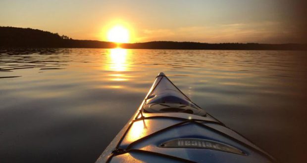 Kayak double avec deux pagaies