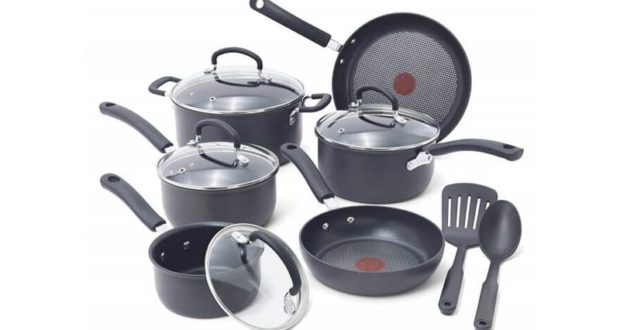 Un ensemble de batterie de cuisine T-Fal de 17 pièces
