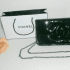 Un sac à main et un sac à provisions Chanel