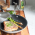 Une casserole antiadhésive avec une garantie à vie