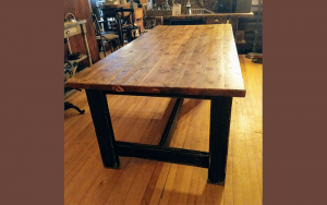 Une magnifique table offerte par Antique 3A