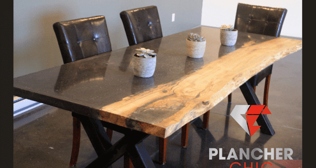 Table faite de béton poli teint noir ainsi que de bois de cerisier