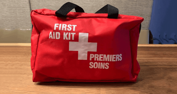 Une trousse de premier soins